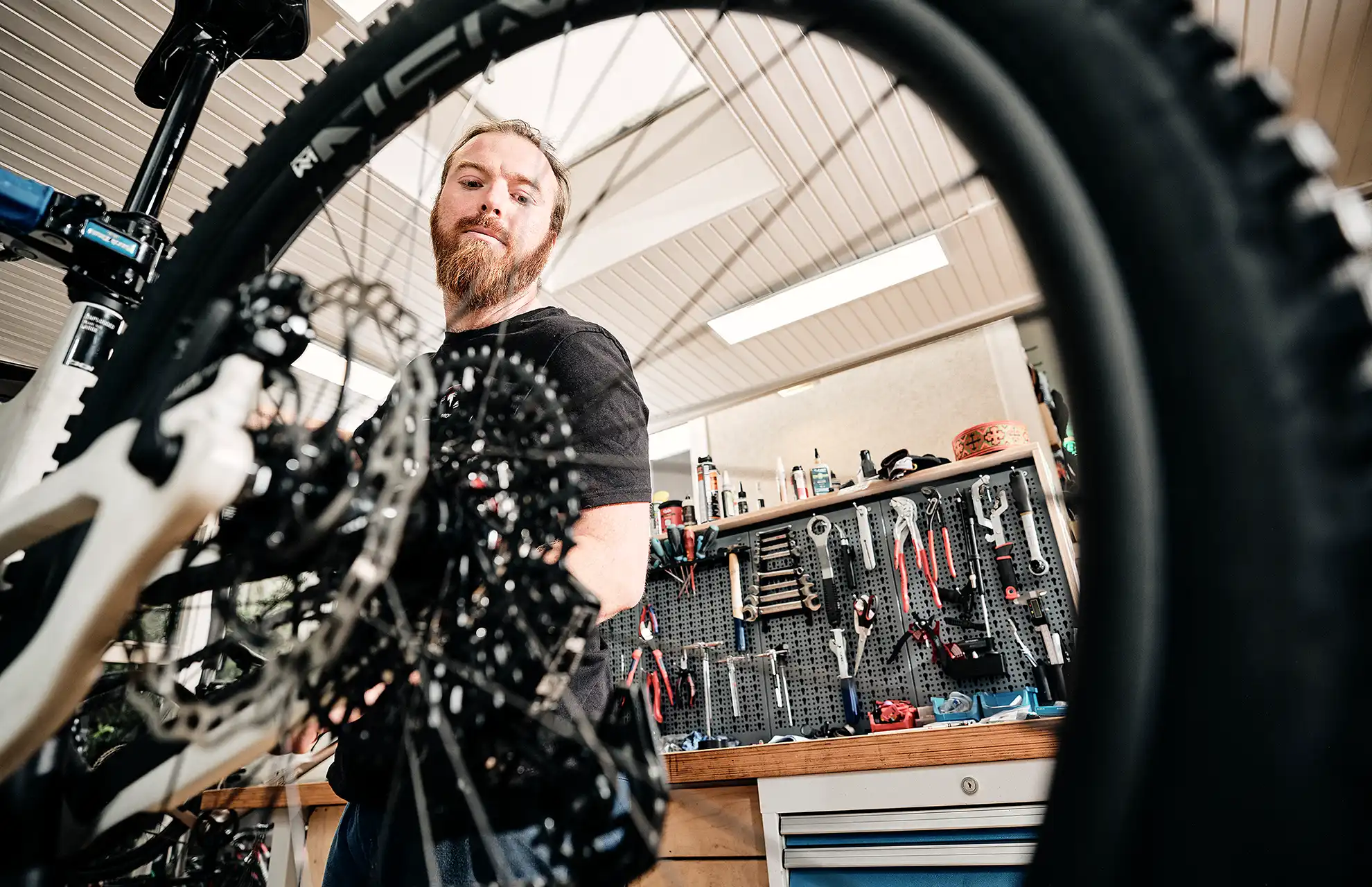 Mechaniker stellt Schaltung am Dienstrad ein